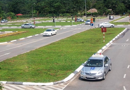 Học lái xe ô tô bằng b2 Học lái xe ô tô bằng b2